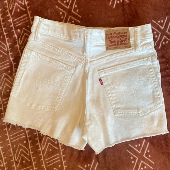 Levi’s Women Shorts White (Size: 26) - Picture 6 of 8